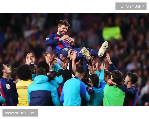 刚刷到杰拉德·皮克推着超市购物车，里面塞着孩子玩具和几双限量球鞋，这反差太绝