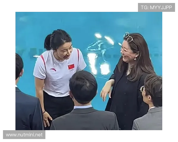 伏明霞这张在客厅慵懒侧颜照，让我怀疑当年的奥运冠军是不是换人了